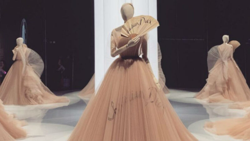 “Christian Dior: Designer of Dreams”, la mostra è online