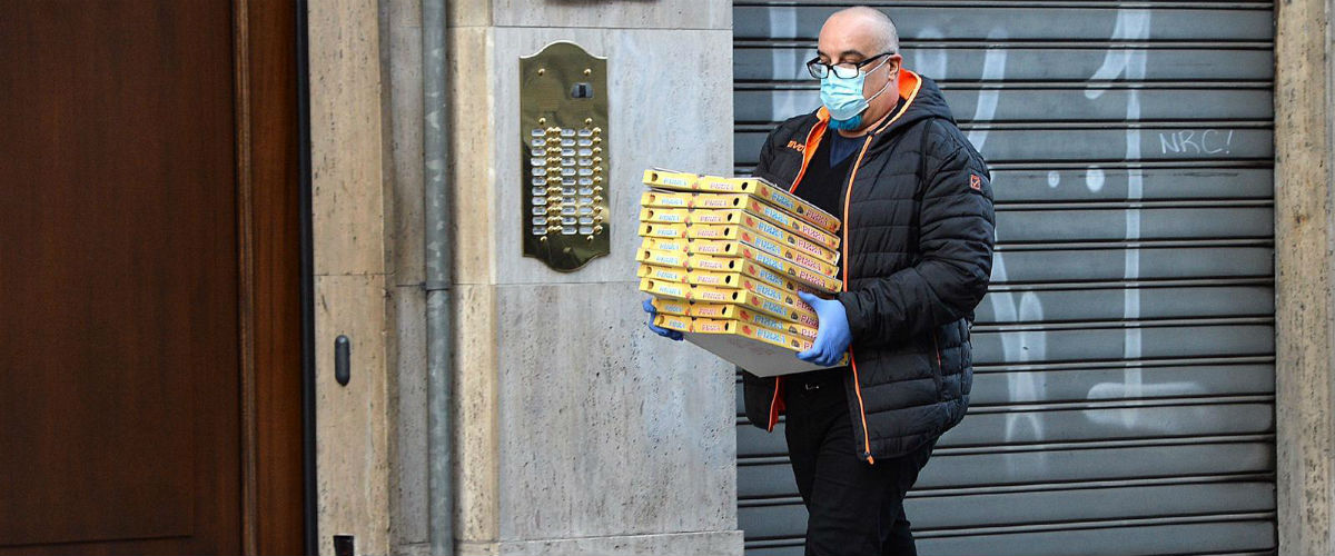 Giovanni Ciacci consegna le pizze ai senzatetto