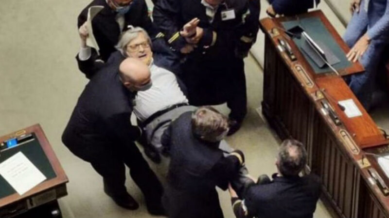 Vittorio Sgarbi portato via di peso dal Senato