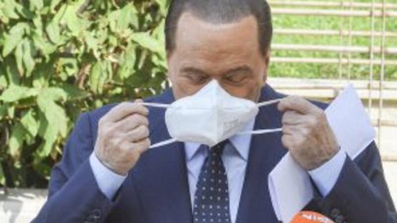 Silvio Berlusconi positivo al Covid dopo 25 giorni, niente festa di compleanno