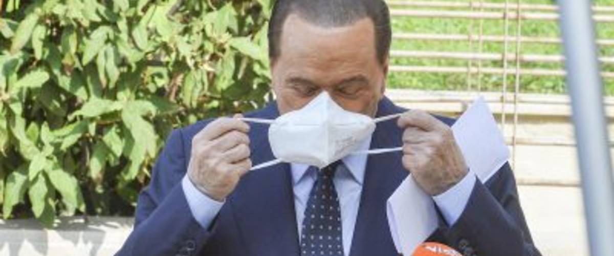 Silvio Berlusconi positivo al Covid dopo 25 giorni, niente festa di compleanno