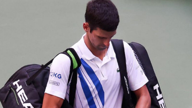 US Open, Djokovic squalificato. Poi arrivano le scuse