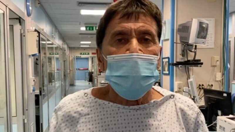 Gianni Morandi, il video dall’ospedale: “È ora di ricominciare a muoversi”