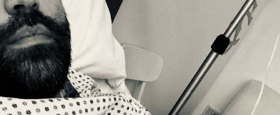 Roberto Saviano: la prima foto dopo l’operazione dal suo letto d’ospedale