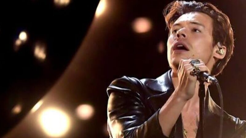 Grammy Awards 2021: Harry Styles vince come miglior performance POP (ma come peggior look di sempre)