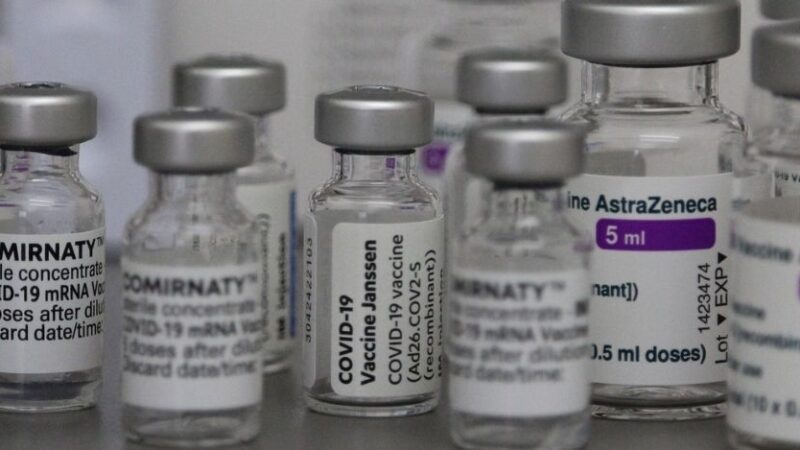 Vaccino AstraZeneca: si va verso il divieto per determinate fasce d’età