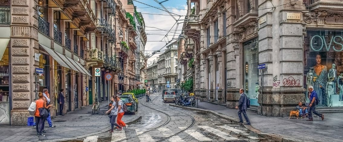 Milano, ragazza subisce violenza: è caccia all’uomo