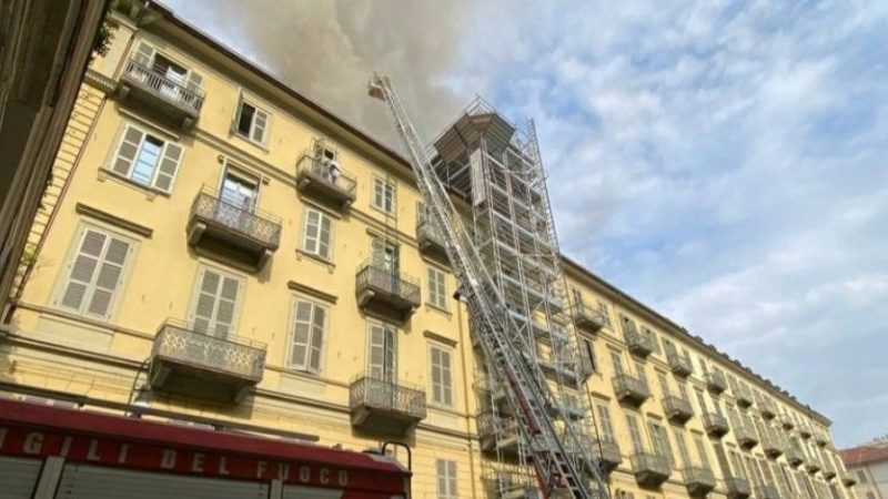 Torino, vasto incendio in un palazzo a Porta Nuova