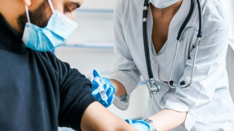 Vaccini, uno studio italiano rivela protezione alta fino a 8 mesi