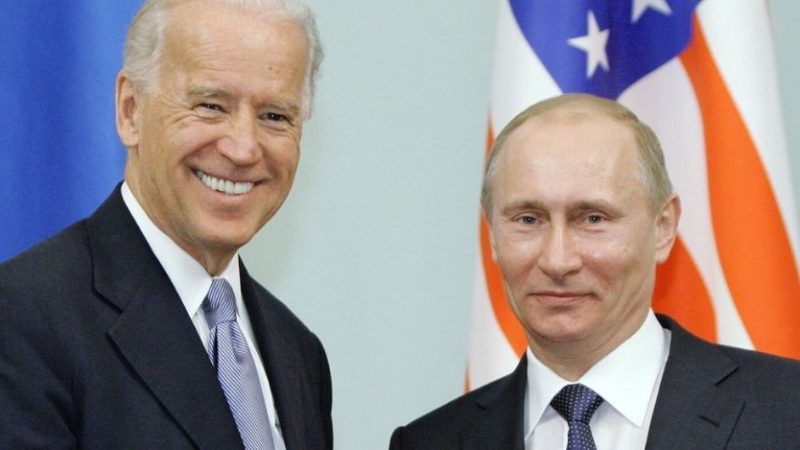 Scontro Russia-Ucraina, Macron media e ottiene l’incontro tra Biden e Putin