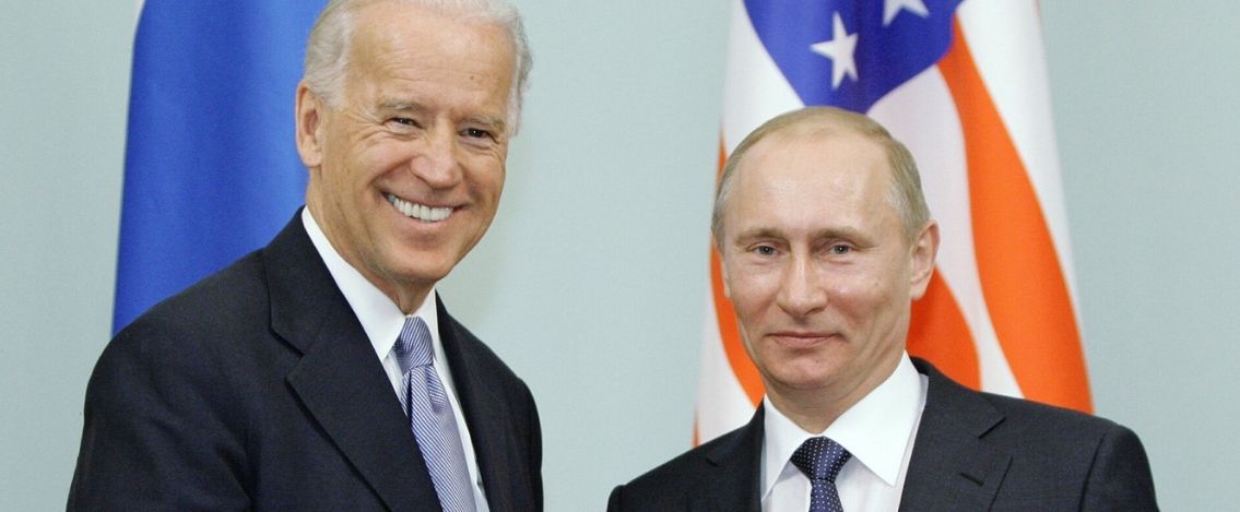 Scontro Russia-Ucraina, Macron media e ottiene l’incontro tra Biden e Putin