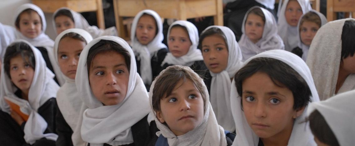 Afghanistan, i talebani vietano alle donne di andare a scuola