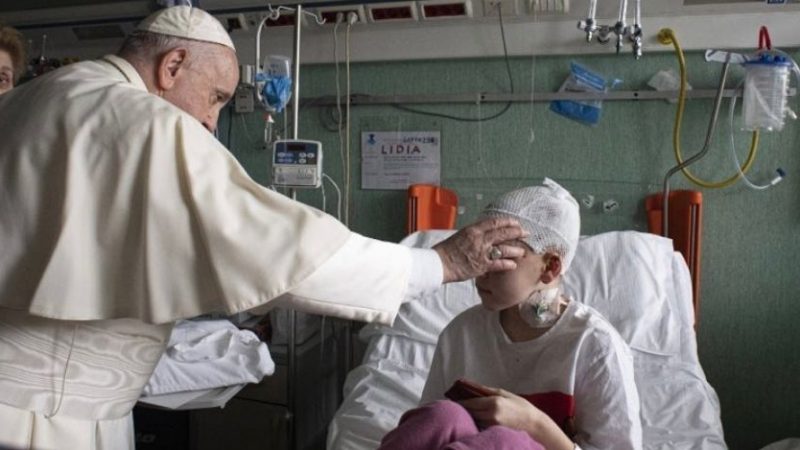 Papa Francesco in visita dai bambini ucraina malati oncologici