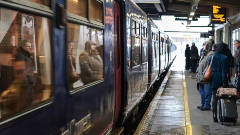 Disabili costretti a scendere da un treno invaso dai turisti