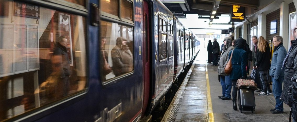 Disabili costretti a scendere da un treno invaso dai turisti