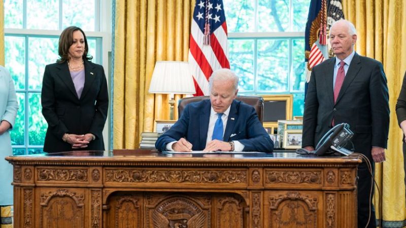 Biden firma la legge usata contro Hitler per gli aiuti all’Ucraina