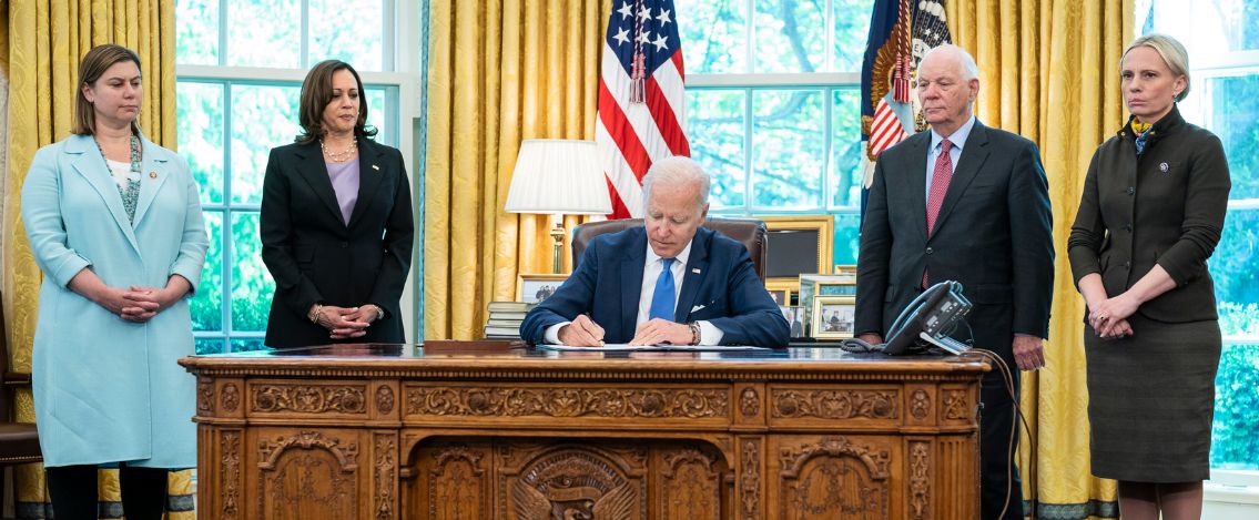 Biden firma la legge usata contro Hitler per gli aiuti all’Ucraina