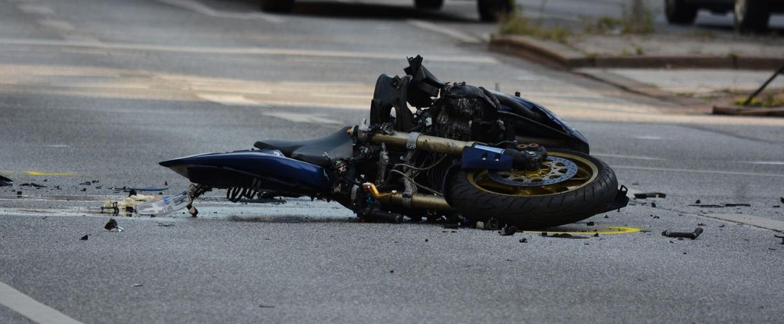 Milano, ragazzo di 23 anni muore in uno schianto tra auto e moto