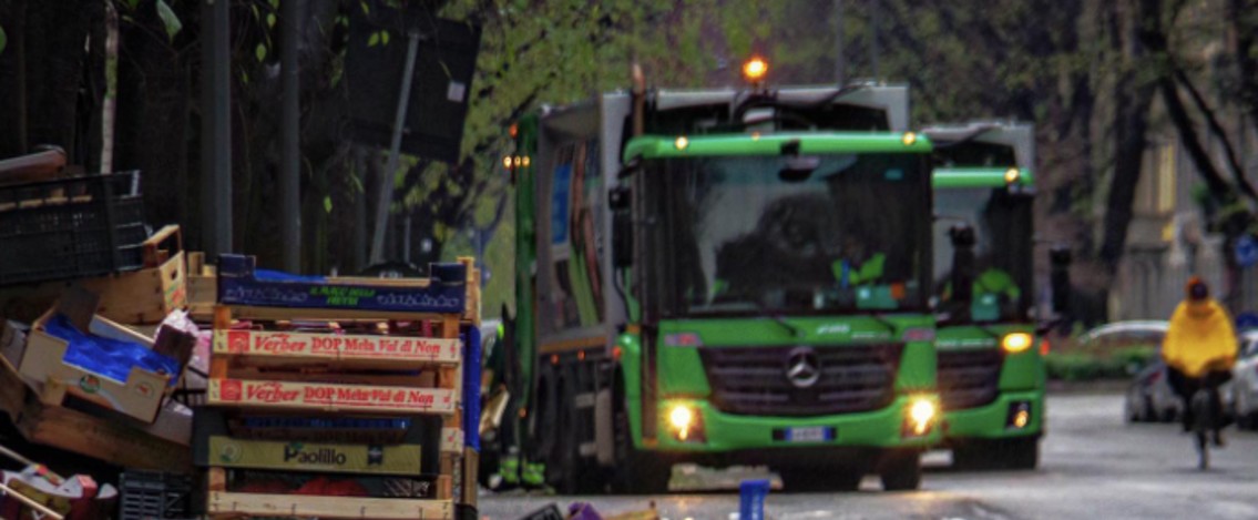 Scende a fare la pipì e lascia il camion dei rifiuti acceso: due ragazzi lo rubano