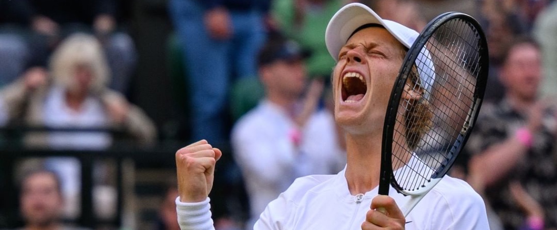 Wimbledon, ottavi di finale: Sinner vince sotto gli occhi di Federer, ai quarti c’è Djokovic