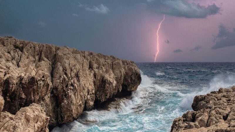 Catanzaro, fulmine si abbatte sulla spiaggia. Ferite 4 persone