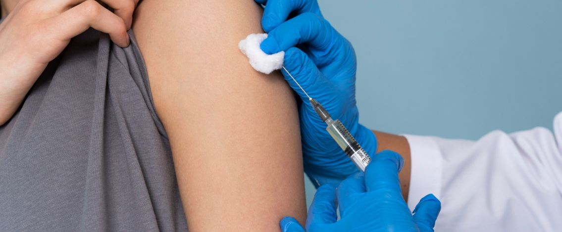 Vaccinazione bivalente, da lunedì 12 via alle prenotazioni