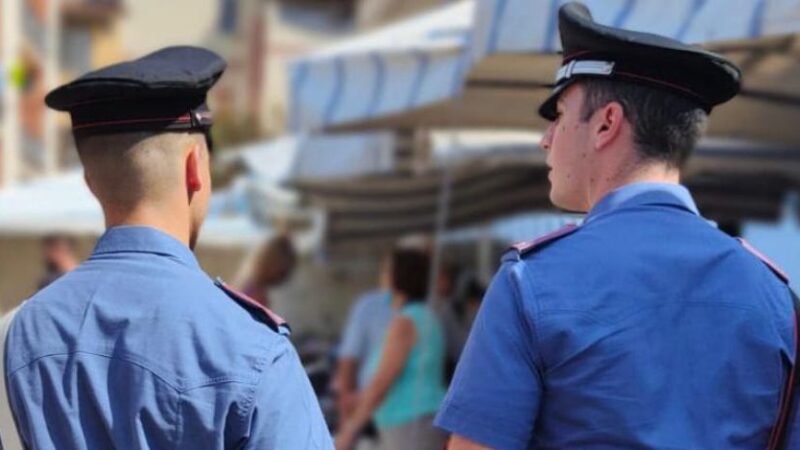 Roma, bambino chiuso in auto notato da un passante che ha lanciato l’allarme