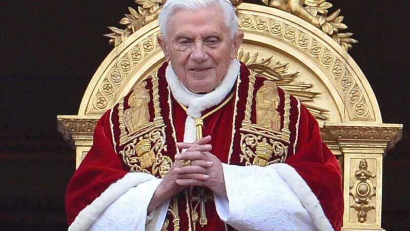 Benedetto XVI, ancora serie ma stabili le sue condizioni di salute