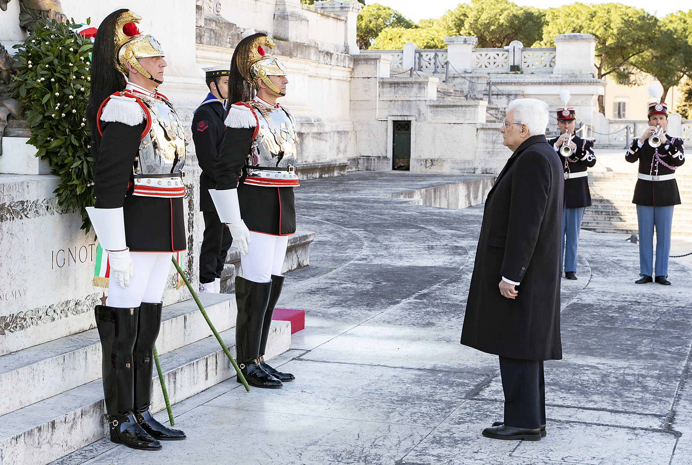 Mattarella: “La Costituzione, l’Inno degli italiani e la Bandiera sono i riferimenti che ci guidano”