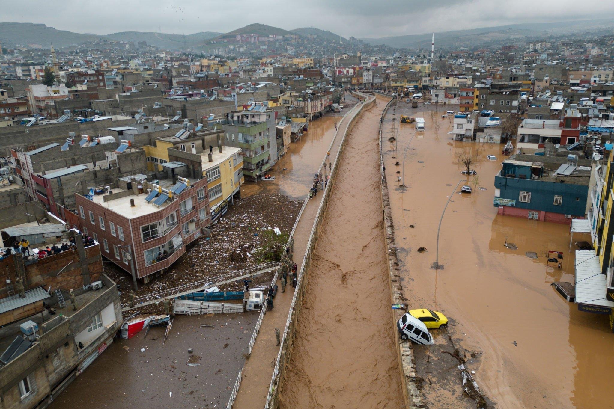 Turchia, altre difficoltà per i terremotati: un’alluvione distrugge le tende