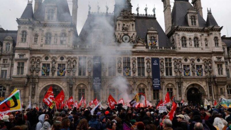 Francia, nuove proteste dopo la promulgazione definitiva della riforma delle pensioni