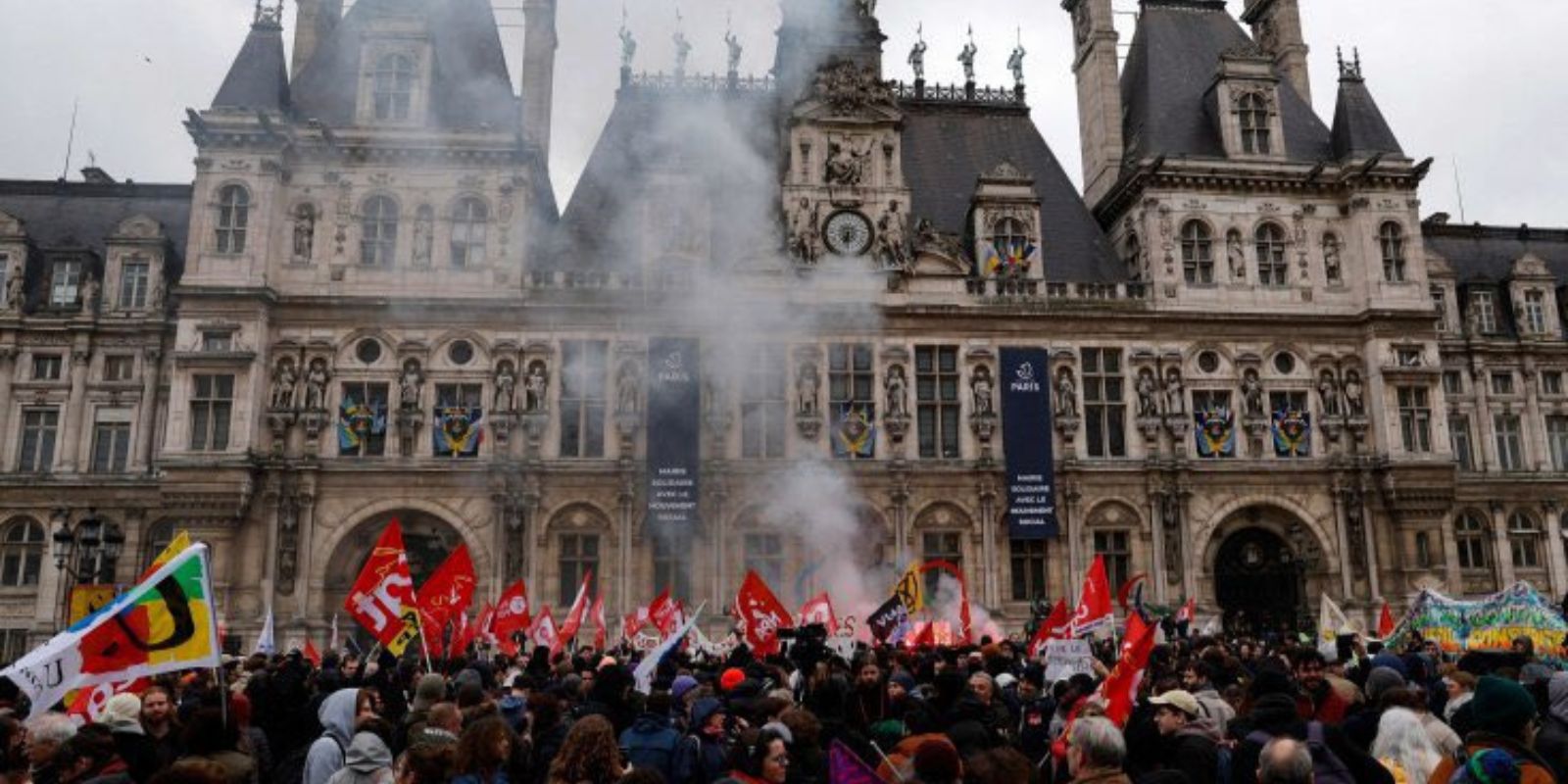 Francia, nuove proteste dopo la promulgazione definitiva della riforma delle pensioni