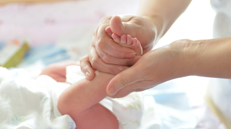 Milano, donna partorisce in un capannone e poi lascia la figlia in ospedale