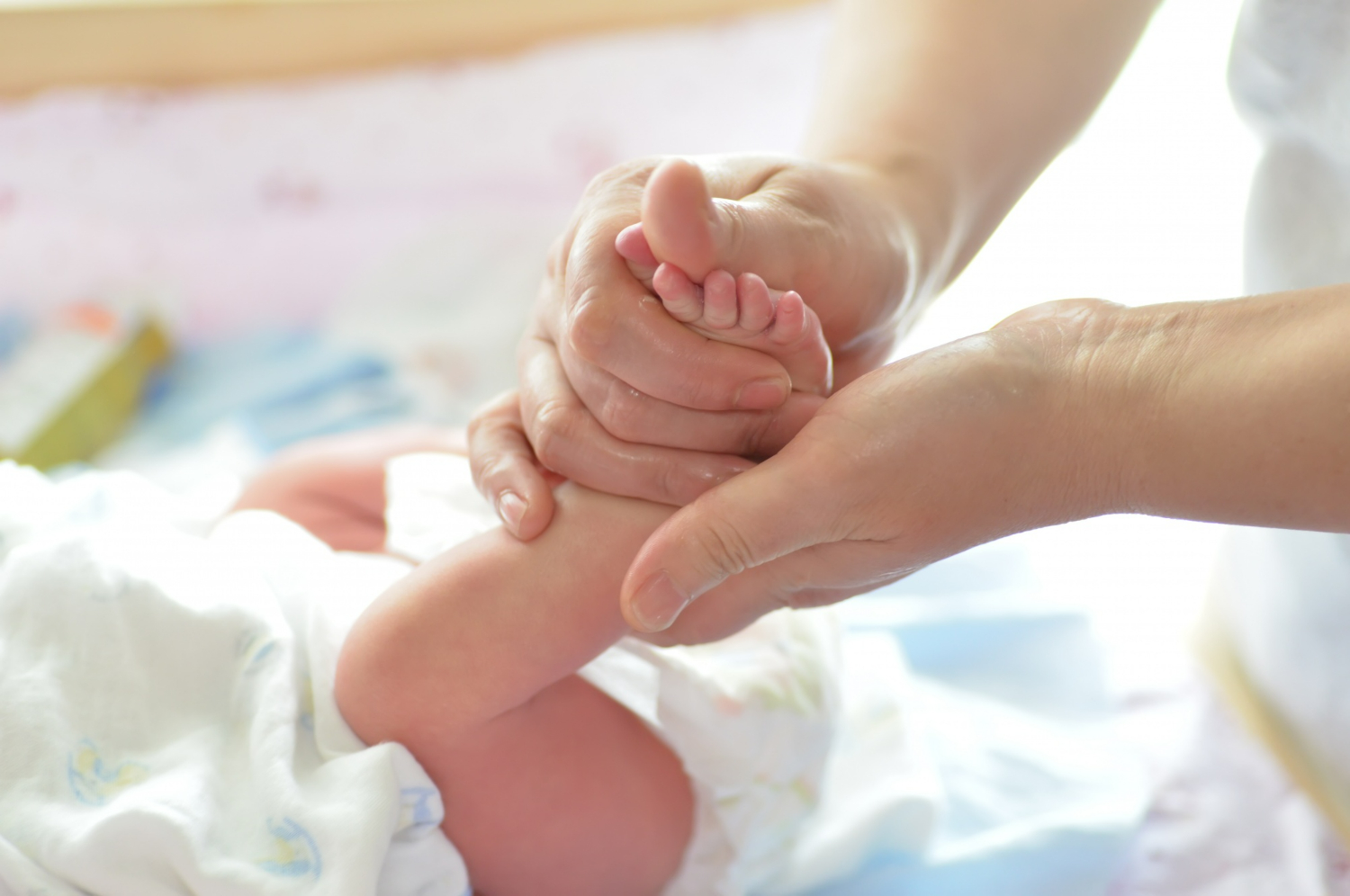 Milano, donna partorisce in un capannone e poi lascia la figlia in ospedale