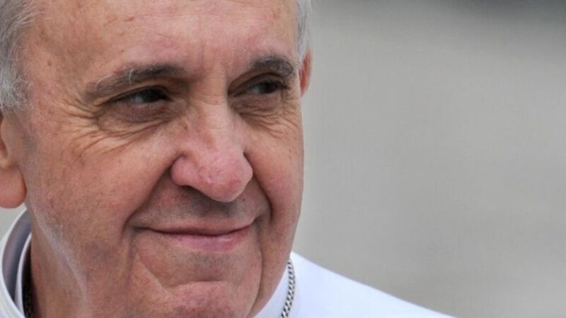 Papa Francesco è stato dimesso, scherzando ha detto: “sono ancora vivo”