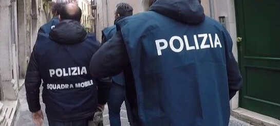 Anzio, 19enne violentata da uno sbandato. Si cerca l’aggressore