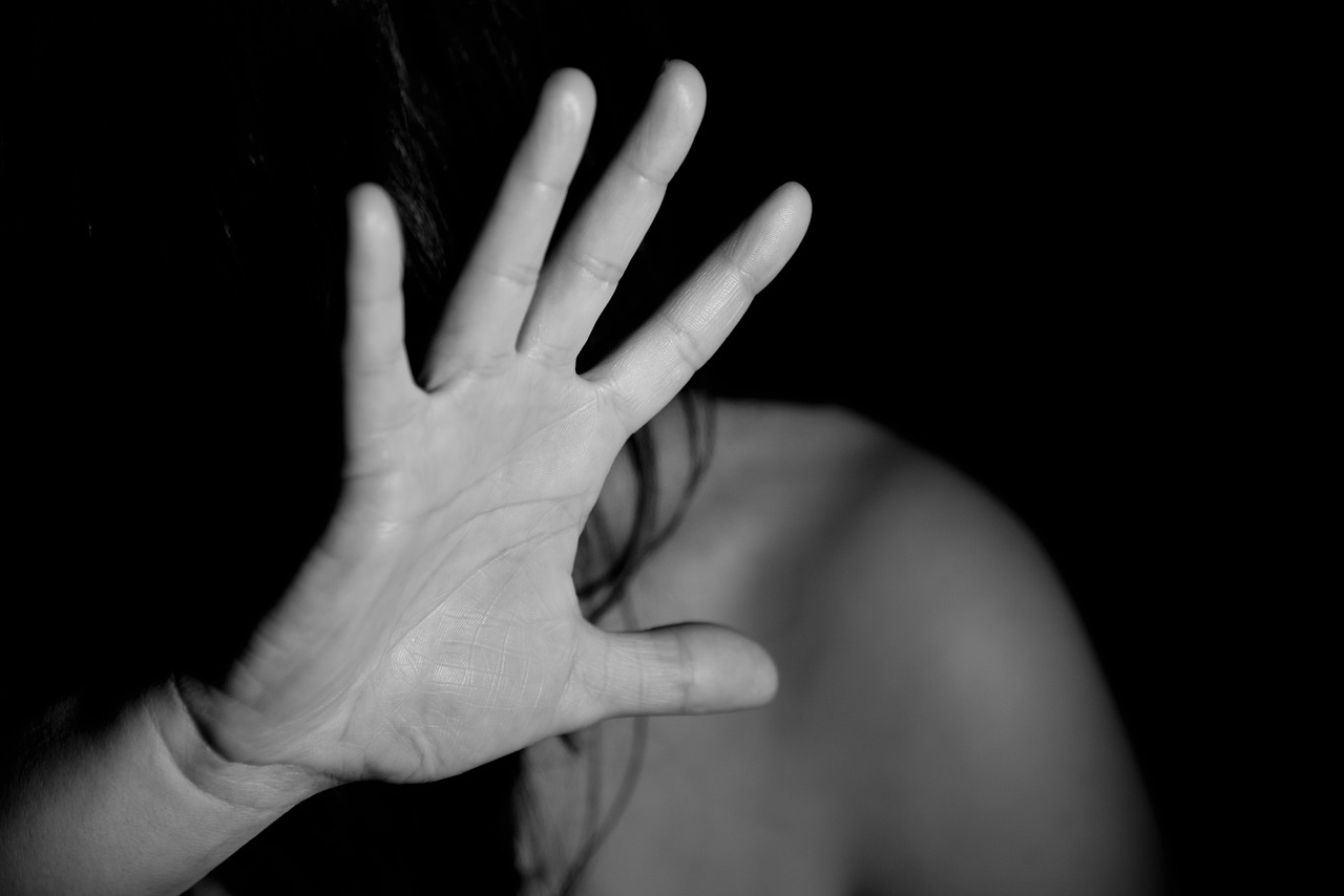 Mantova, 14enne violentata da un 27enne conosciuto on line