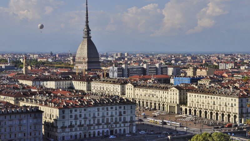 Torino, aggredito con un machete, rischia l’amputazione