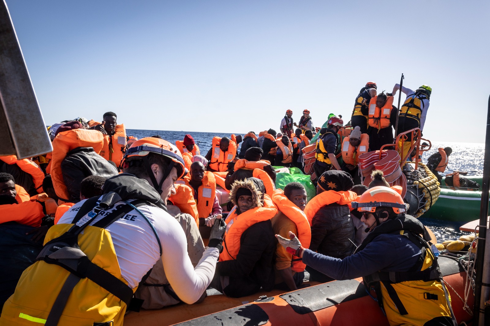 Migranti, nuovi sbarchi a Lampedusa: oltre 1.100 nell’hotspot