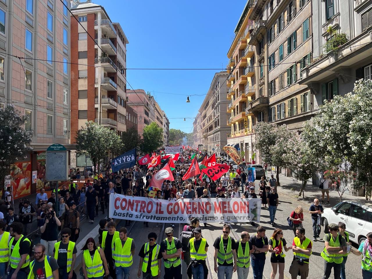 Roma, momenti di tensione durante i cortei contro il Governo