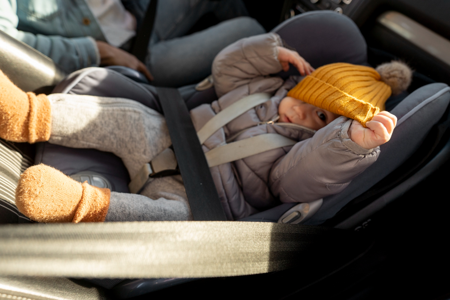 Bimba di un anno muore in auto: il padre la dimentica per ore