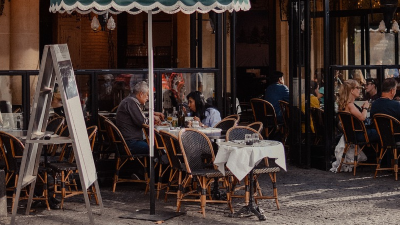 Parigi, uomo ubriaco travolge i tavolini del bar: un morto e 6 feriti