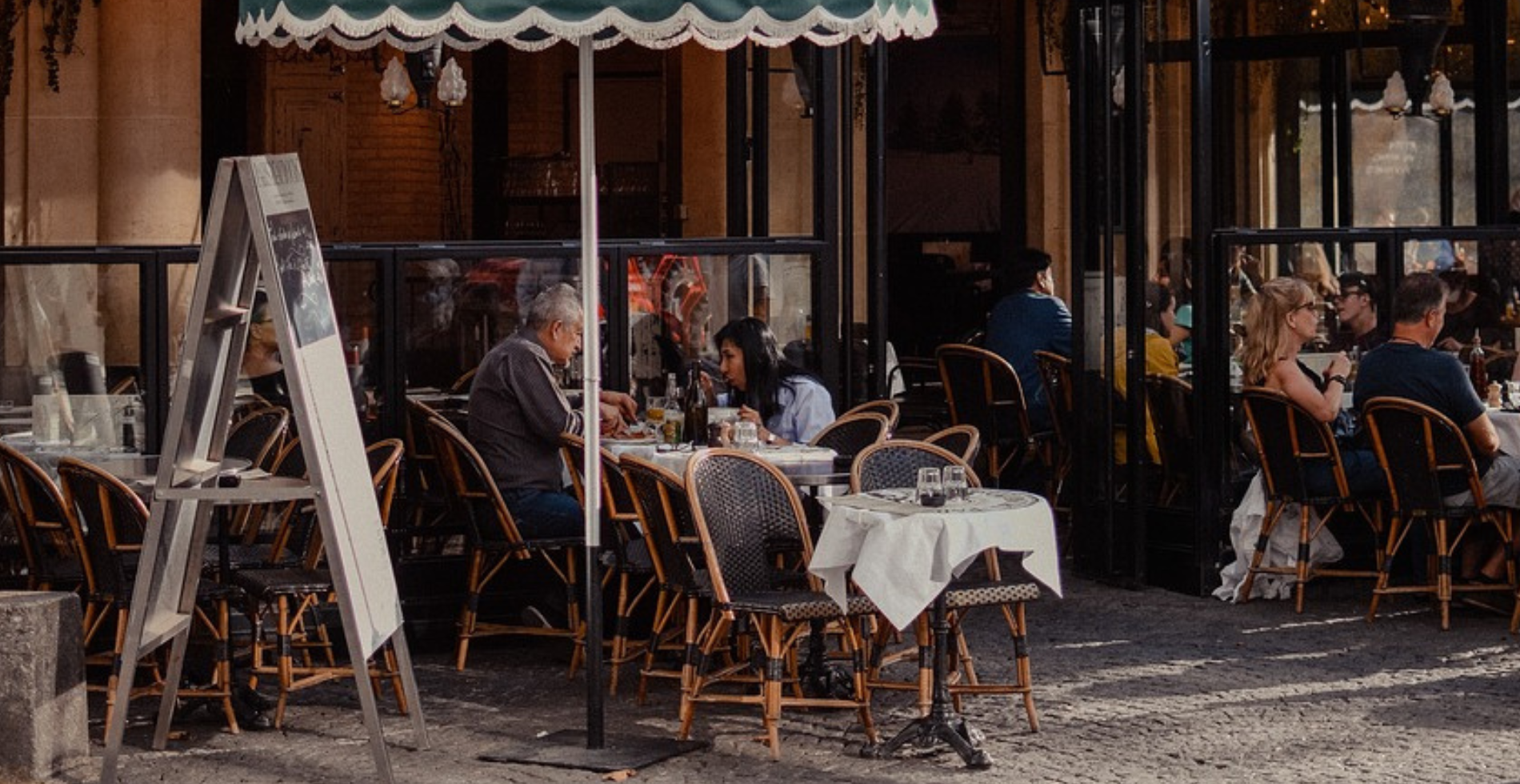 Parigi, uomo ubriaco travolge i tavolini del bar: un morto e 6 feriti