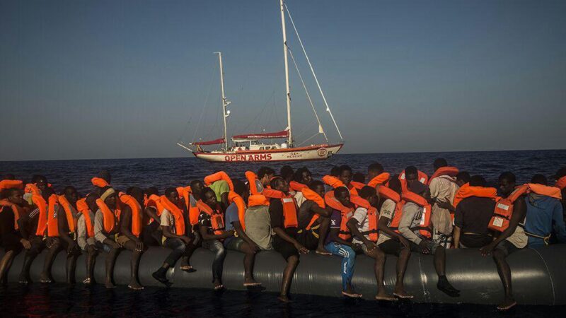 Open Arms ed Emergency in soccorso di migranti al largo di Lampedusa