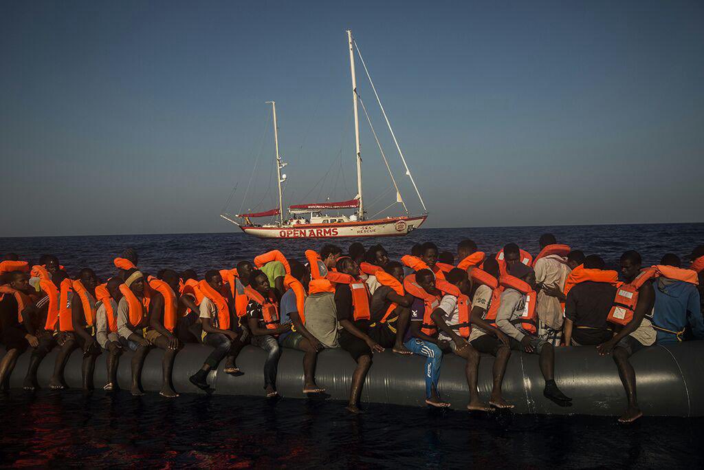 Open Arms ed Emergency in soccorso di migranti al largo di Lampedusa